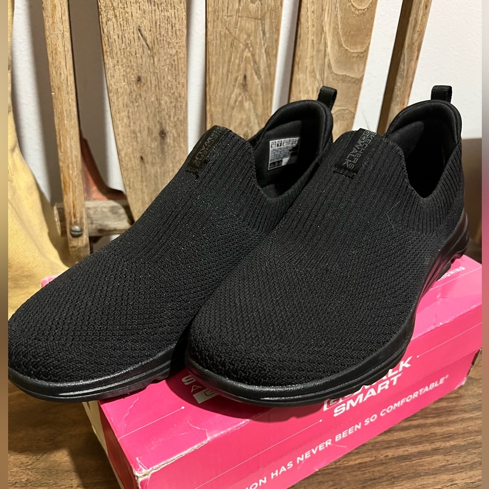 New Sketchers size 10 -never worn
